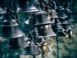 Download Wallpaper 1600×1200 Bells, Noise, Steel, Chain, Rust 1600×1200 HD Background